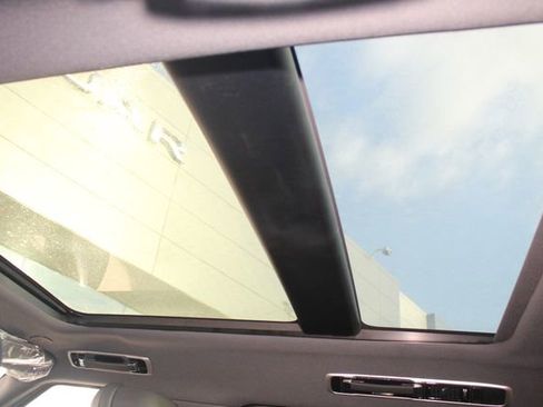 New 2026 Land Rover Range Rover Long Wheelbase SE image 23