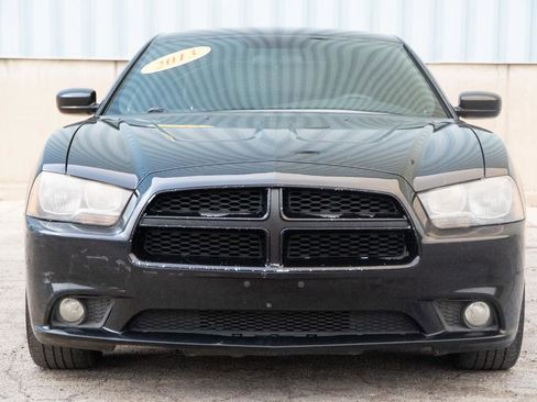 Used 2013 Dodge Charger SE RWD image 3