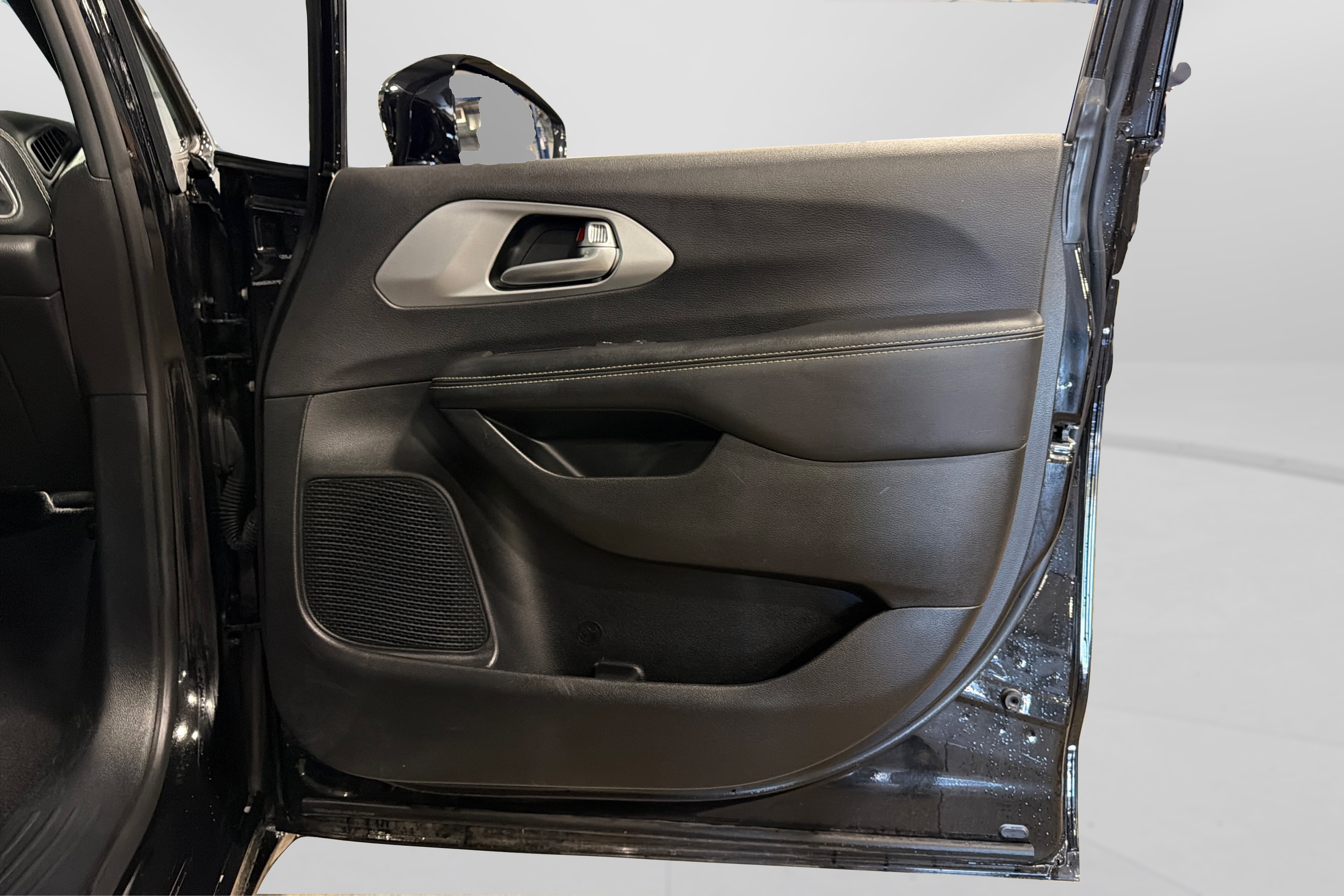 Used 2025 Chrysler Pacifica Limited FWD image 42
