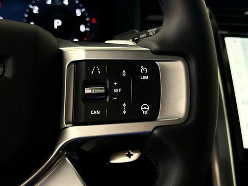 Used 2025 Land Rover Discovery S image 22