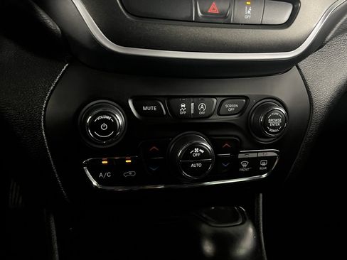 Certified 2022 Jeep Cherokee Trailhawk w/ Technology Group B image 16