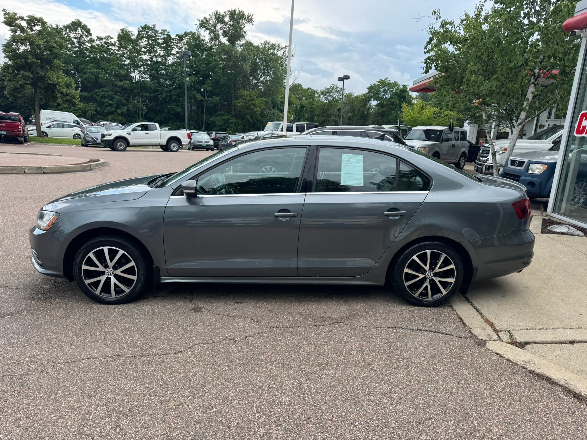 Used 2017 Volkswagen Jetta SE FWD image 4