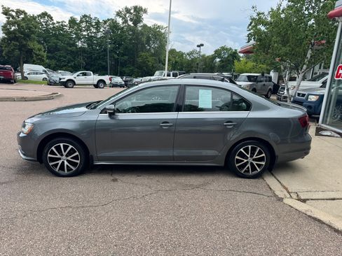 Used 2017 Volkswagen Jetta SE FWD image 4
