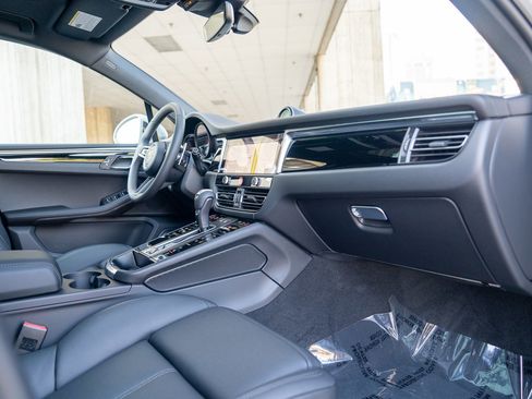 Certified 2026 Porsche Macan AWD/4WD image 27