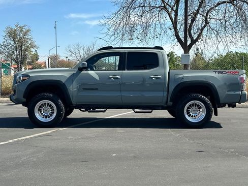 Used 2022 Toyota Tacoma TRD Off-Road w/ TRD Premium Off Road Package image 5