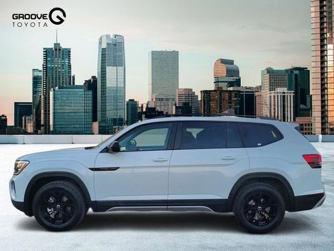 Used 2024 Volkswagen Atlas Peak Edition SE image 2