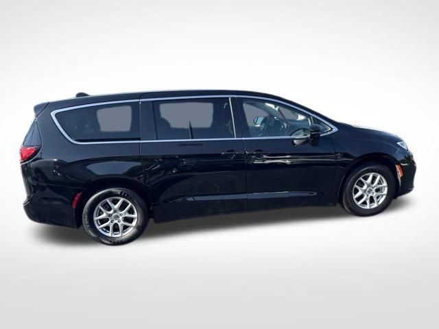 Used 2024 Chrysler Pacifica Touring-L FWD image 34