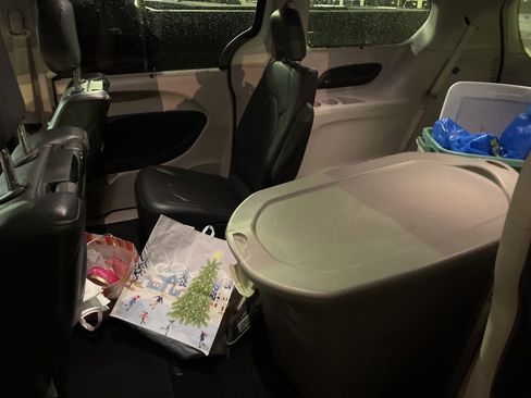 Used 2018 Chrysler Pacifica Touring-L Plus w/ Tire & Wheel Group image 13