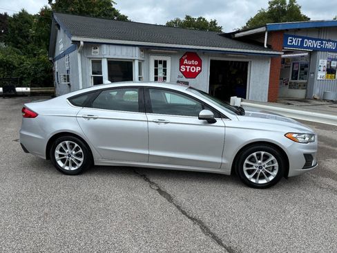 Used 2019 Ford Fusion SE image 2