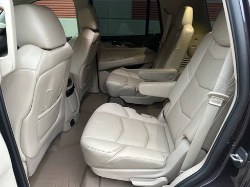 Used 2016 Cadillac Escalade Luxury image 18