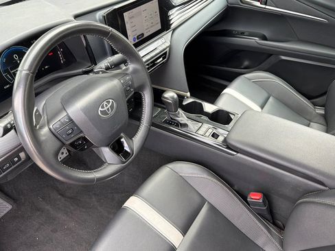 Used 2025 Toyota Camry SE FWD image 12