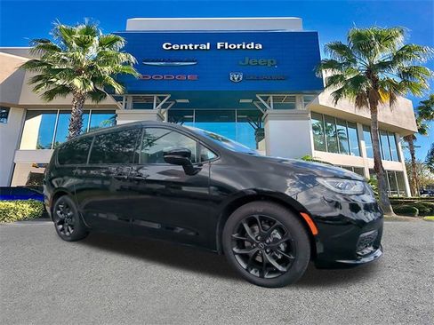 New 2026 Chrysler Pacifica Limited w/ S Appearance Package image 2