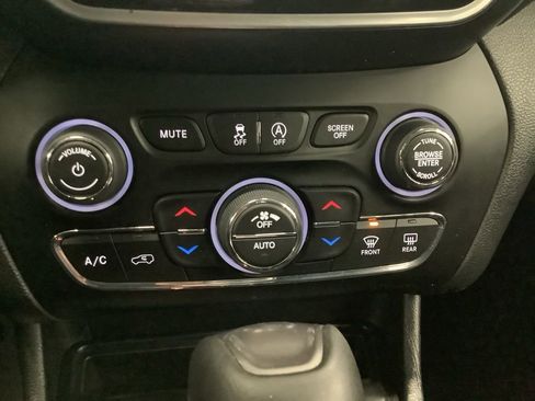 Used 2019 Jeep Cherokee Limited image 17