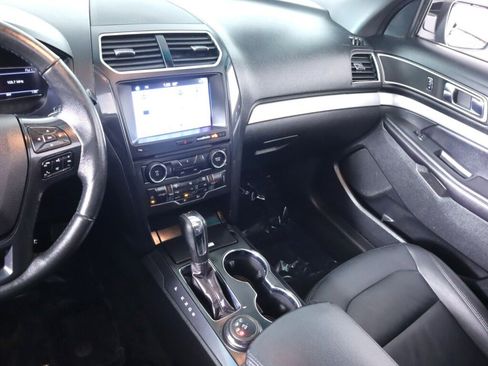 Used 2017 Ford Explorer XLT w/ Equipment Group 202A AWD/4WD image 35