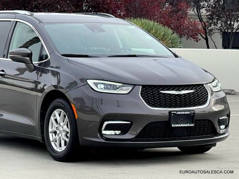 Used 2021 Chrysler Pacifica Touring-L image 9