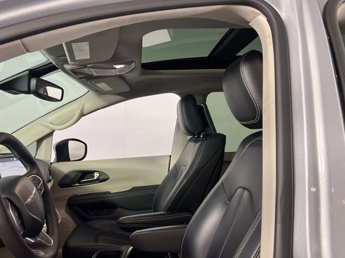 Used 2023 Chrysler Pacifica Touring-L w/ Uconnect Theater Family Group image 19