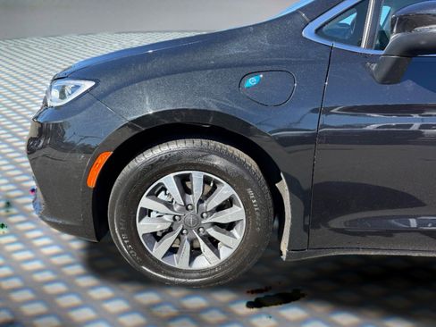 Used 2023 Chrysler Pacifica Touring-L FWD image 12