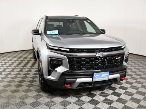 Used 2025 Chevrolet Traverse Z71 image 3