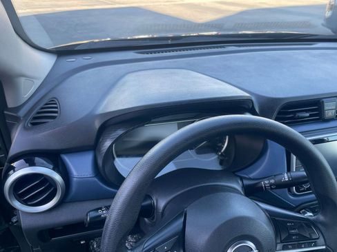 Used 2025 Nissan Versa SV image 33