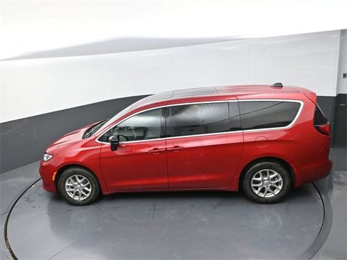 New 2026 Chrysler Pacifica Select image 12