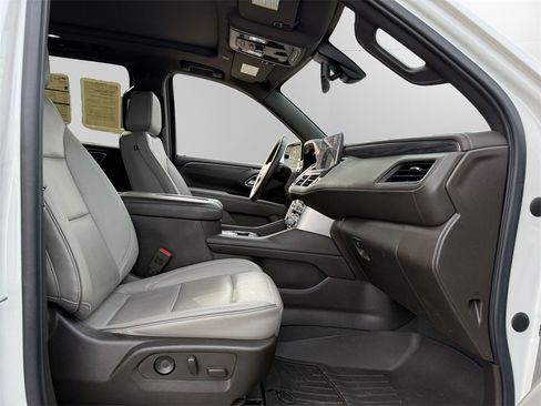 Used 2022 GMC Yukon XL SLT w/ SLT Premium Package image 15