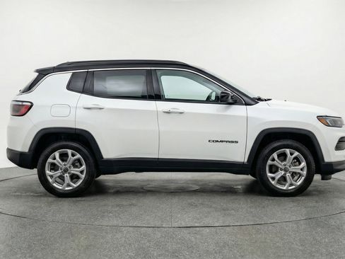 Used 2025 Jeep Compass Latitude AWD/4WD image 11