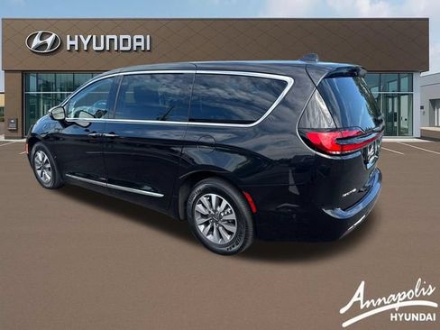 Used 2023 Chrysler Pacifica Limited w/ Uconnect Theater Family Group FWD image 3