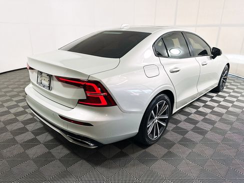 Used 2022 Volvo S60 B5 Momentum w/ Premium Package FWD image 3