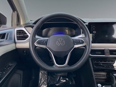 Used 2025 Volkswagen Taos SE image 12