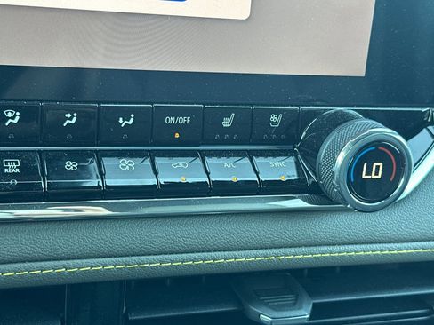 Used 2025 Chevrolet Colorado ZR2 w/ Midnight Edition AWD/4WD image 28