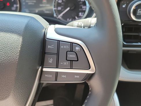 Used 2023 Toyota Highlander XLE image 26