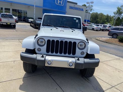 Used 2017 Jeep Wrangler Unlimited Sahara w/ Connectivity Group AWD/4WD image 3