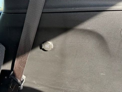 Used 2025 Chrysler Pacifica Select image 11