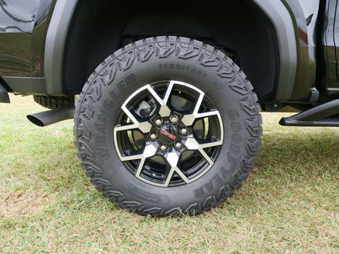 Used 2024 GMC Canyon AT4X image 12