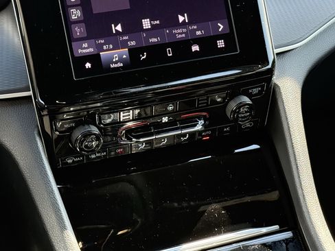 New 2025 Jeep Grand Cherokee Altitude image 14