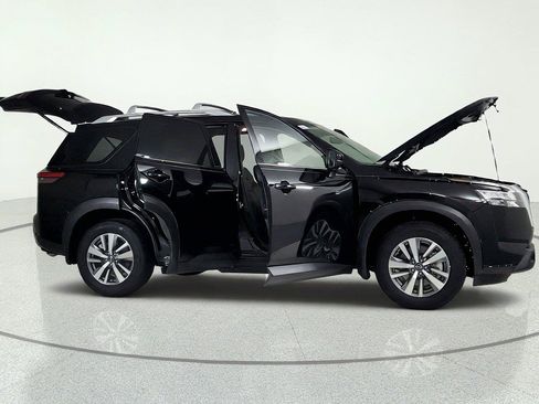 Used 2025 Nissan Pathfinder SL FWD image 15