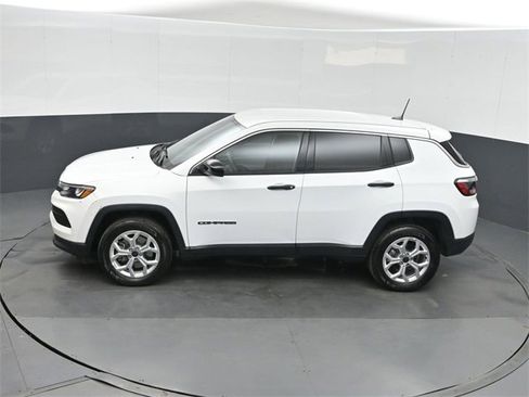 Used 2025 Jeep Compass Sport image 34