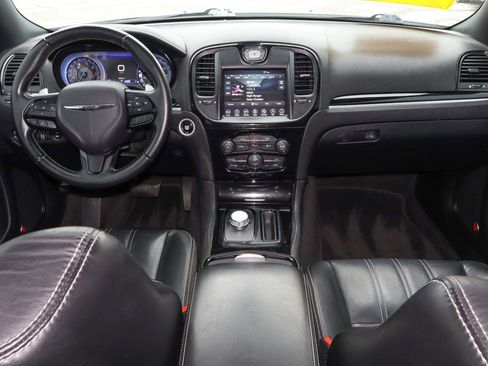 Used 2018 Chrysler 300 S w/ 300S Premium Group RWD image 12