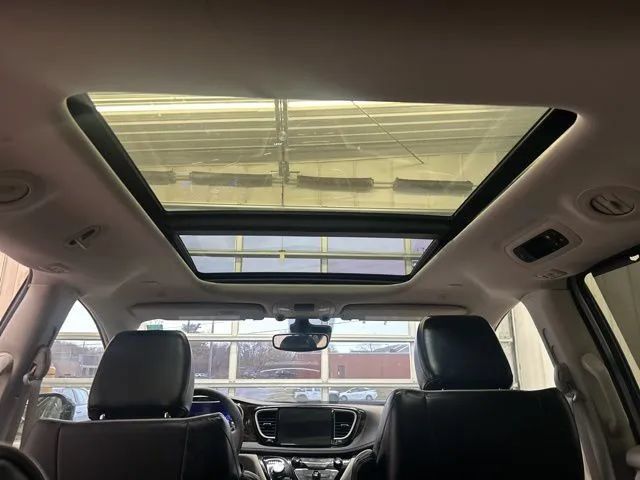 Used 2024 Chrysler Pacifica Limited FWD image 21