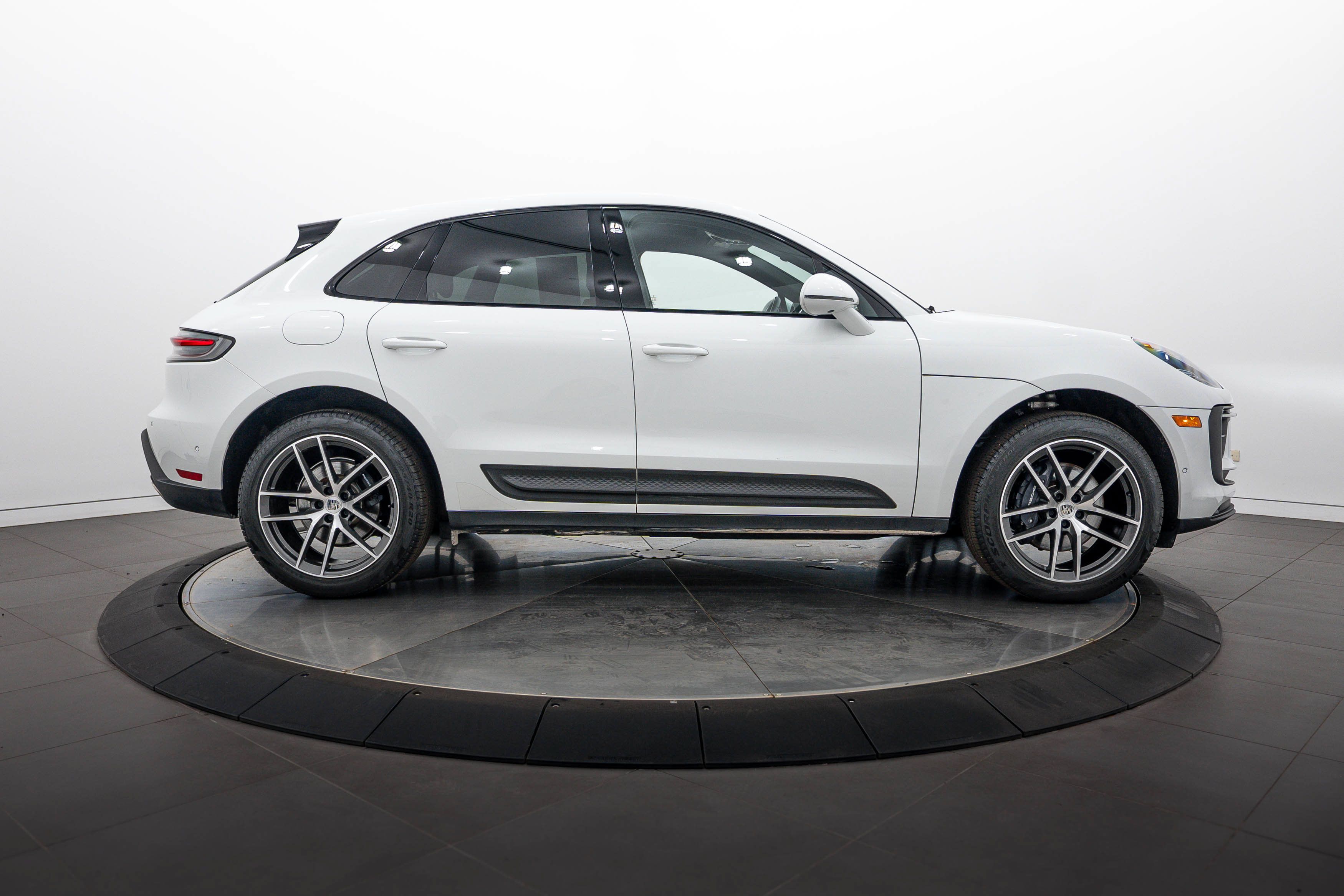 Certified 2023 Porsche Macan AWD/4WD image 8