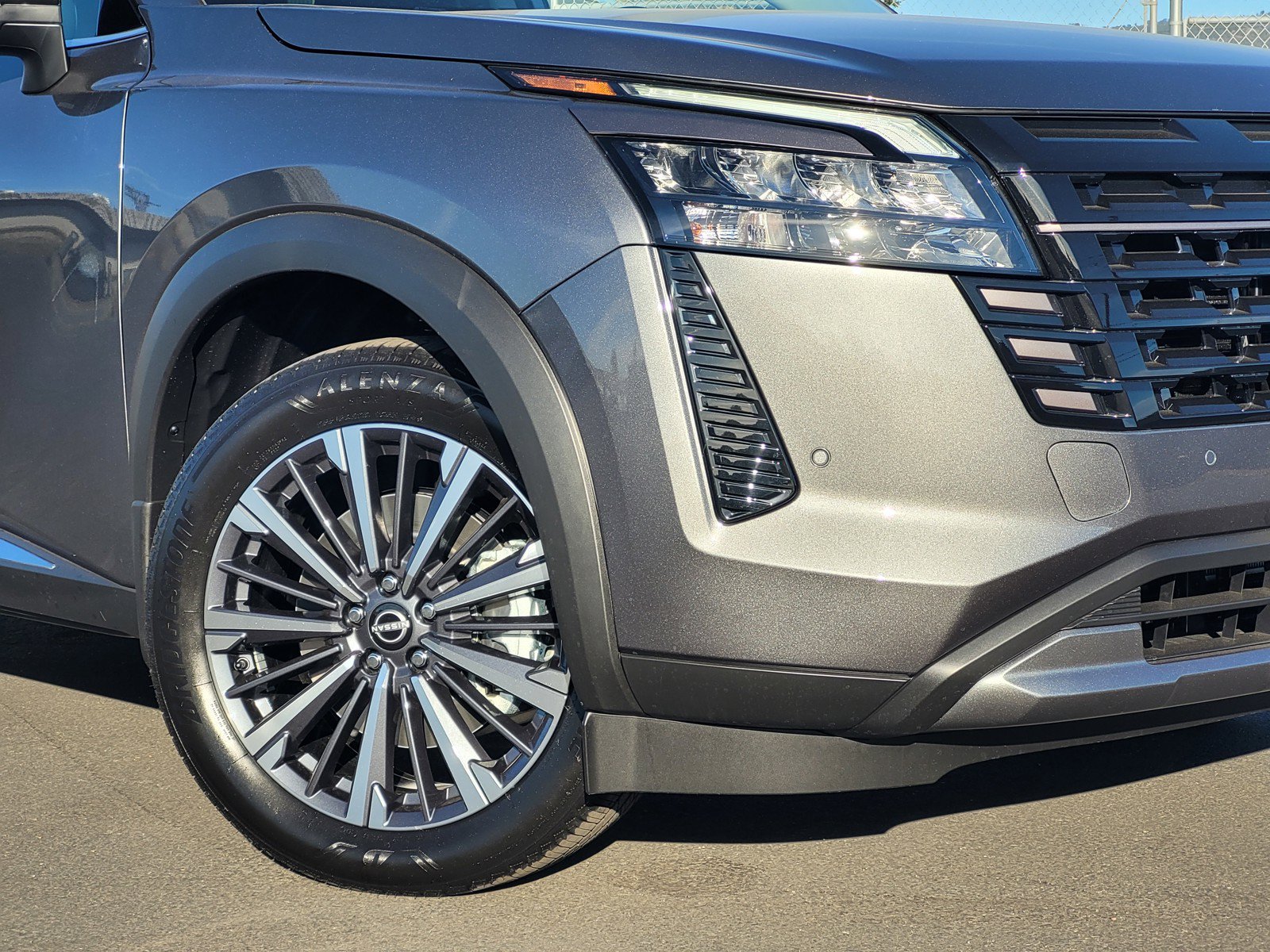 New 2026 Nissan Pathfinder Platinum FWD image 3