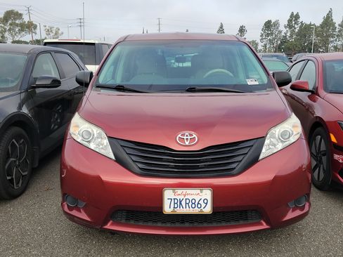 Used 2013 Toyota Sienna L w/ Towing Pkg image 2