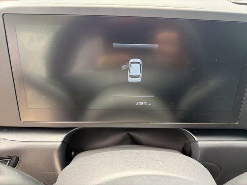Used 2025 Kia Niro LX FWD image 2