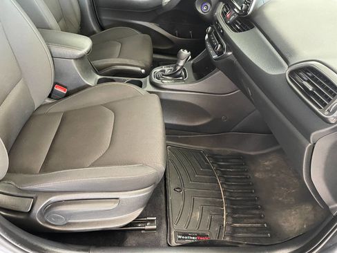 Used 2018 Hyundai Elantra GT image 29