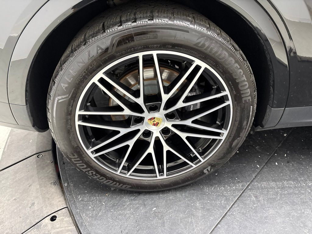 Certified 2024 Porsche Cayenne AWD/4WD image 16