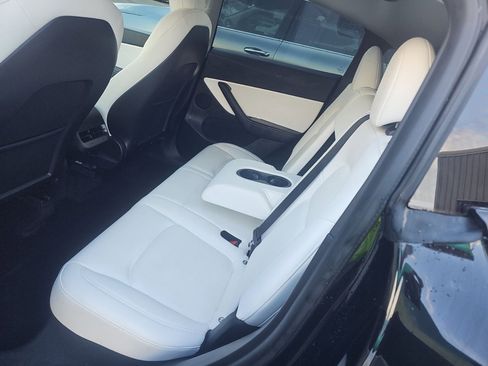 Used 2022 Tesla Model Y Long Range image 8