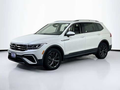Used 2023 Volkswagen Tiguan SE image 1