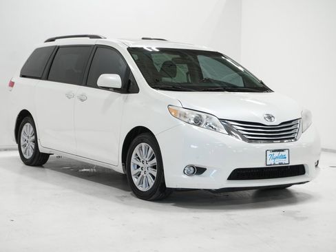 Used 2011 Toyota Sienna Limited w/ Premium Pkg image 4