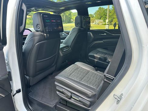 Used 2022 Cadillac Escalade Premium Luxury Platinum AWD/4WD image 18