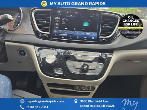 Used 2023 Chrysler Pacifica Touring-L FWD image 19